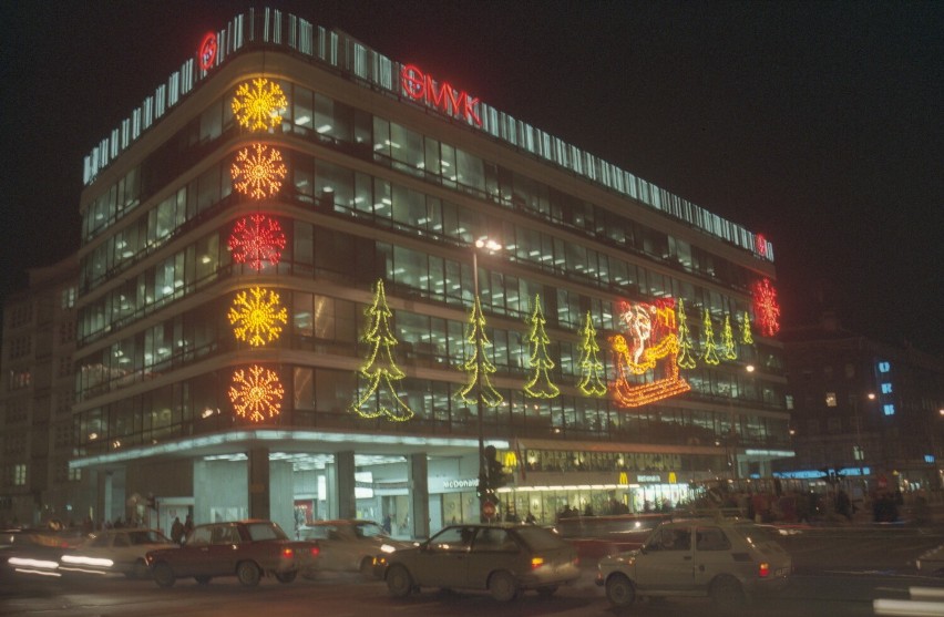 Dekoracje bożonarodzeniowe w Śródmieściu stolicy. Iluminacje...
