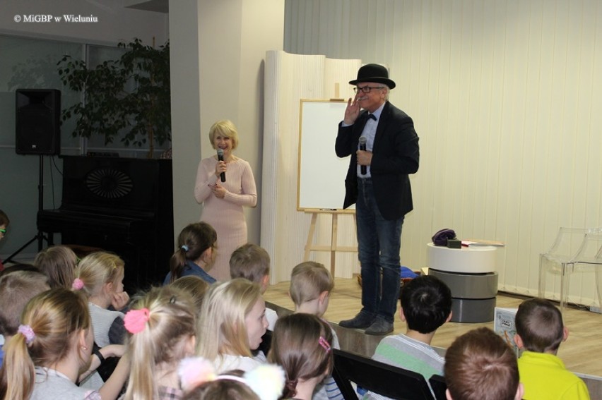Wojciech Widłak – autor książek dla dzieci gościł w wieluńskiej bibliotece[ZDJĘCIA]