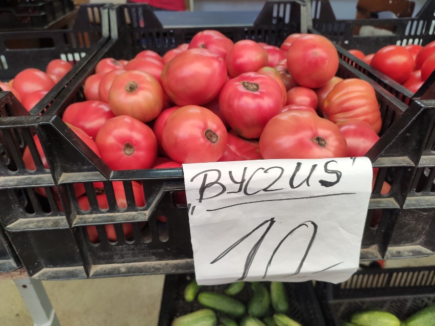 Pomidory w sierpniu są pyszne, pachnące i takie czerwone.