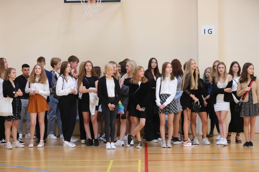 Uczniowie Zespołu Szkół numer 3 w Kielcach rozpoczęli rok szkolny. Zobaczcie zdjęcia i film