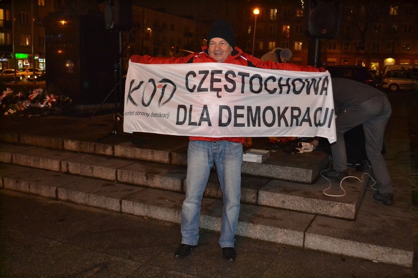 Częstochowa: Manifestacja KOD na Placu Biegańskiego. Podziękowania dla prof. Rzeplińskiego [ZDJĘCIA]