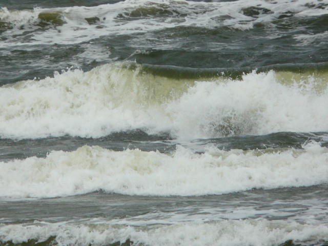 W Bałtyku są duże fale. Kąpiel w morzu jest niebezpieczna i zabroniona