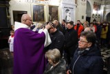 Ojciec Józef Witko odprawił mszę o uzdrowienie w kościele farnym w Piotrkowie, marzec 2022 - ZDJĘCIA