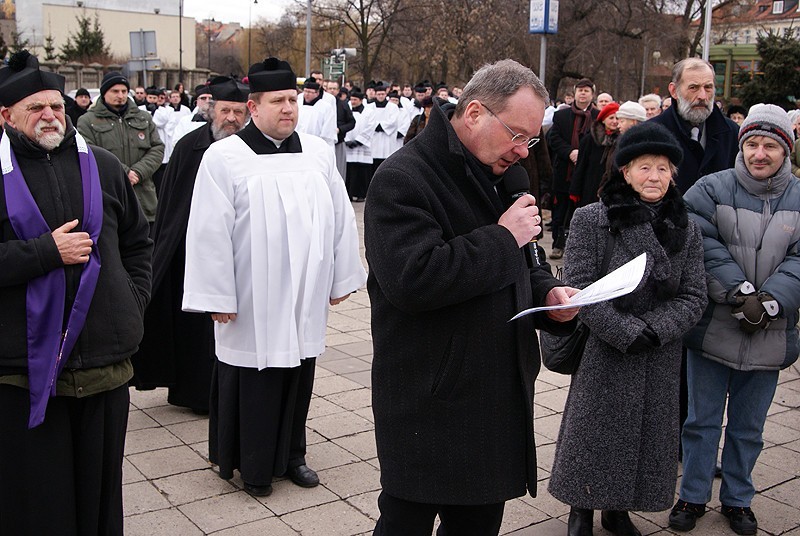 Kalisz: Ulicami miasta przeszła tradycyjna Droga Krzyżowa. ZOBACZ FILM i ZDJĘCIA