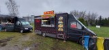 Food trucki w Dąbrowie Górniczej na parkingu przy targowisku. Pogoda nie dopisała, ale klientów nie brakowało ZDJĘCIA [zlot żarciowozów]