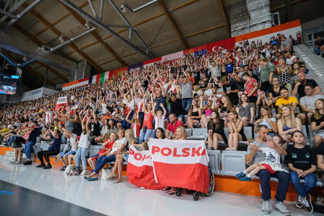 Kibice w Arenie Jaskółka Tarnów cieszyli się w czwartek (14 lipca) ze znakomitej gry polskich siatkarzy w Mistrzostwach Europy U22. Biało-czerwoni awansowali do półfinału pokonując Austrię 3:0