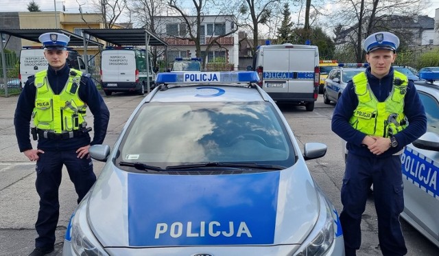 Policjanci z Włocławka: st. sierż. Łukasz Woźniak oraz sierż. Alan Kubielski, eskortowali do szpitala chorą kobietę.