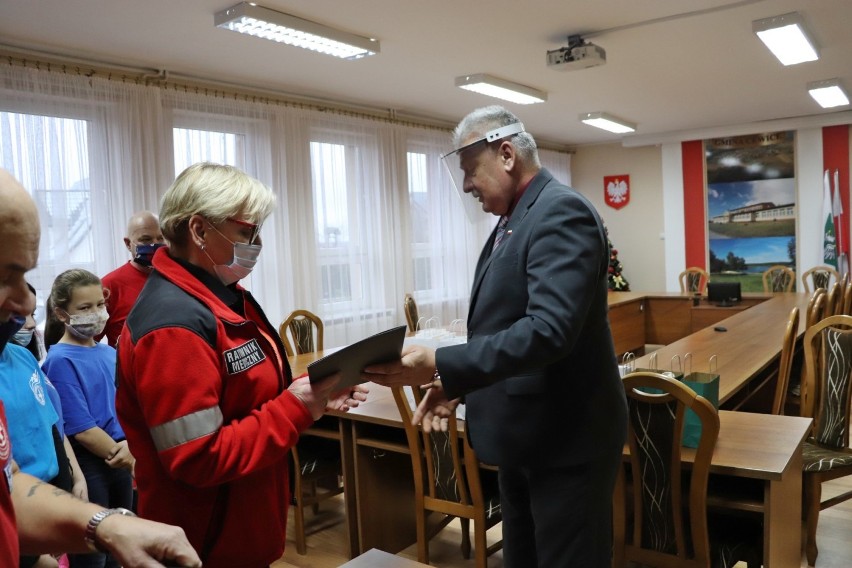 Upominki i podziękowania od wójta gminy Cewice dla drużyny WOPR Siemirowice