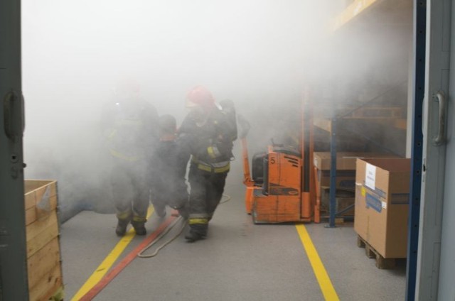 Celem  zorganizowanych ćwiczeń było praktyczne sprawdzenie organizacji oraz warunków ewakuacji pracowników z obiektu, zachowanie się pracowników od momentu zauważenia pożaru do całkowitej ewakuacji oraz sprawdzenie ewentualnych utrudnień w prowadzeniu działań.

Pożar w Gryfinie - ZDJĘCIA - 13.05.2013