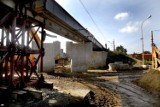 Arkońska: Efektowny montaż konstrukcji wiaduktu [film + zdjęcia]