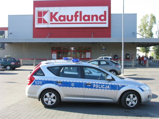 Alarm bombowy w markecie Kaufland w Kaliszu. Ewakuowano personel i klientów