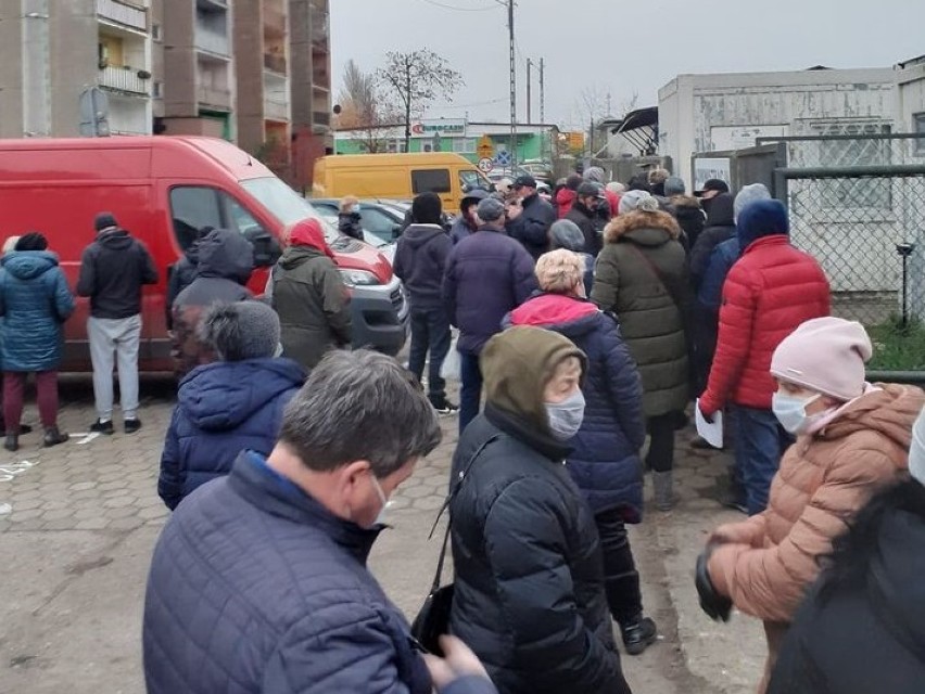 Targowisko w Piotrkowie: Do rezerwacji miejsca kolejka jak...