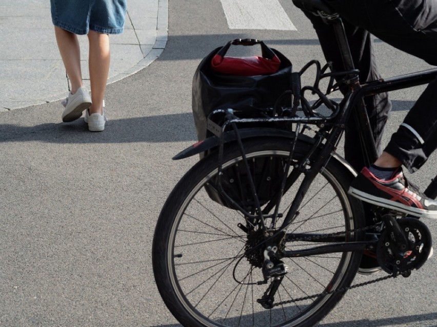 Co może rozwiązać konflikt między pieszymi i rowerzystami?