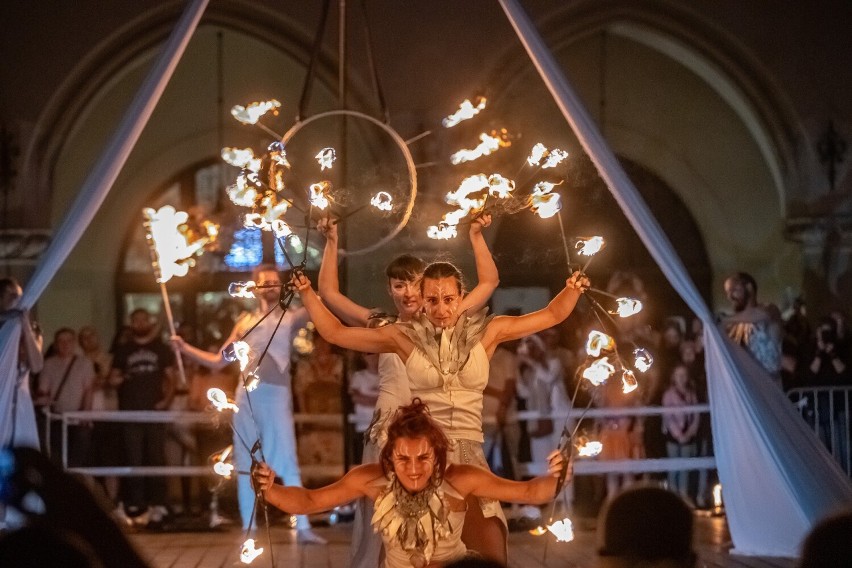 Magiczny spektakl ognia na Rynku Głównym! Węgierscy aktorzy oczarowali krakowian