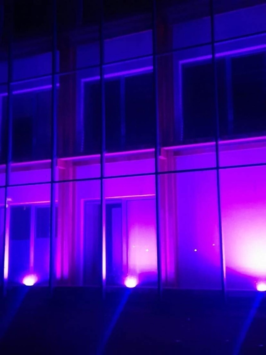 Budynki w Kielcach podświetlone na fioletowo. Co to za akcja? 