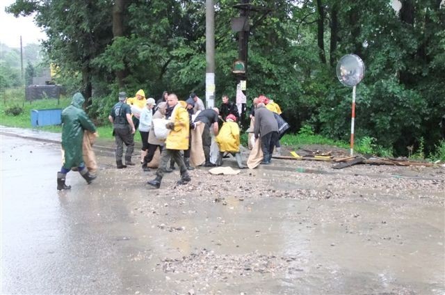 Silne ulewy i zalania na Żywiecczyźnie: W Lipowej zerwało most! [ZDJĘCIA + WIDEO]
