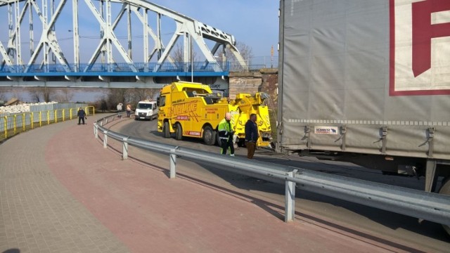 Ciężarówka nie zmieściła się pod mostem w Grudziądzu. Podczas zawracania utknęła w błocie i zablokowała ul. Brzeźną
