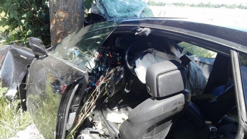 Groźny wypadek! Kierowca uwięziony w rozbitym samochodzie
