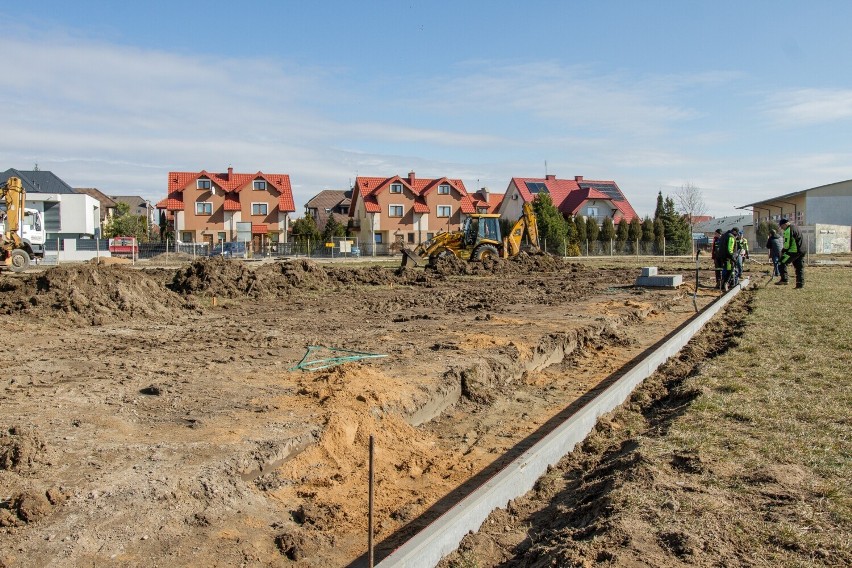 Boisko do piłki ręcznej plażowej w Płocku. Rozpoczęto budowę boiska na Podolszycach Północ