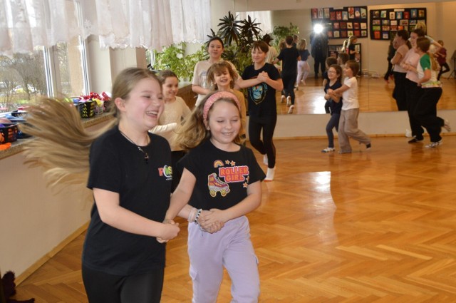 Zajęcia teatralne i taneczne, wycieczki, warsztaty związane z zimą. Tak dzieci ze Zduńskiej Woli spędzają drugi tydzień ferii z Powiatowym Centrum Kultury, Sportu i Rekreacji, Domem Kultury Lokator i Miejskim Domem Kultury Ratusz