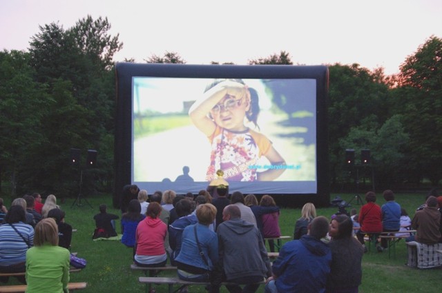 Letnie kino plenerowe to już w Dąbrowie Górnczej wakacyjna tradycja