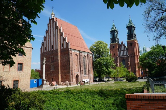 Kościół Najświętszej Marii Panny in Summo powstał w XV wieku z inicjatywy Kapituły Poznańskiej oraz ówczesnego biskupa poznańskiego, Andrzeja z Bnina. Konsekracja świątyni odbyła się w 1448 r.