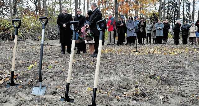 Przedstawiciele Urzędu Marszałkowskiego, ratusza oraz szpitala wbili pierwsze łopaty