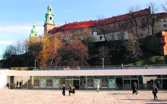 Centrum Obsługi Ruchu Turystycznego zastąpiło obskurny parking. Szkoda tylko, że zostało oddane niegotowe i budzi spory między krakusami