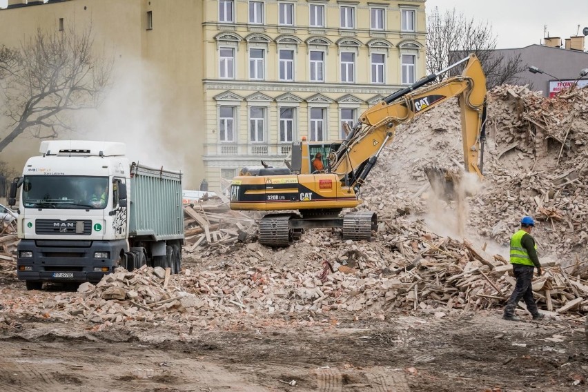 Cała inwestycja zakłada budowę nowego torowiska, jezdni,...