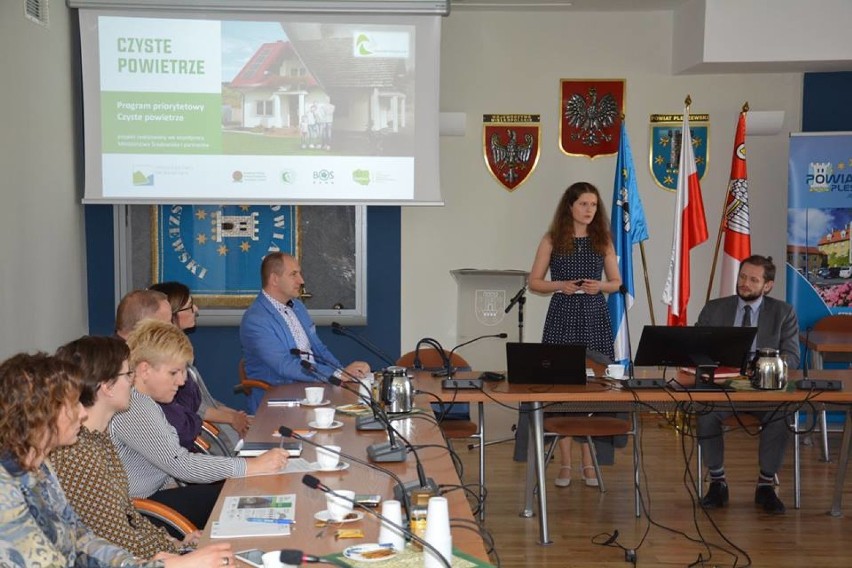 W Starostwie Powiatowym w Pleszewie dyskutowali o dofinansowaniach z rządowego z programu "Czyste Powietrze"      