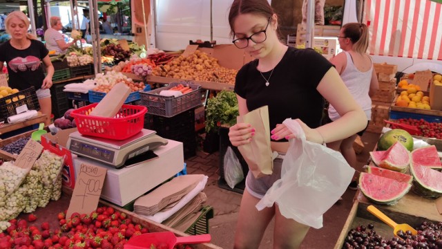 Ceny warzyw i owoców na targowiskach przy ul. Targowej i Wyzwolenia w Piotrkowie, 18 czerwca 2021
