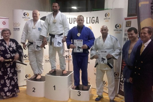 Mł. asp. Krzysztof Wiśniewski (pierwszy z prawej) z grudziądzkiej komendy policji wywalczył trzecie miejsce ex aequo na mistrzostwach judo