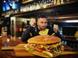 Gigantyczny burger do zjedzenia za darmo w Hot Burger Bistro