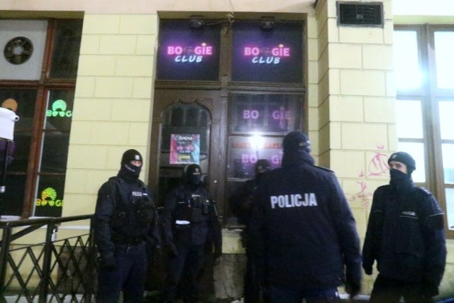 W piątek wieczorem policja obstawiła Pasaż Niepolda. Dyskoteki pozostają zamknięte