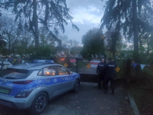 Policjanci z Inowrocławia apelują o rozsądek, zarówno podczas podróżowania, jak i podczas parkowania w rejonie cmentarzy
