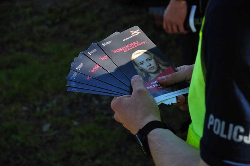 Jasielscy policjanci dbają o bezpieczeństwo na przejazdach kolejowych. Do 28 sierpnia prowadzą akcję "Bezpieczny piątek" [ZDJĘCIA]