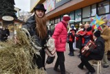 To już wieloletnia tradycja Tarnowa. Kumotry kolędują na ulicach miasta i rozdają mieszkańcom sianko na wigilijny stół 