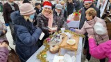 Darmowa zalewajka i bigos przyciągnęły tłumy na kielecki Rynek. Radosny piknik kulinarny połączony z akcją MuremZaPolskim Mundurem (ZDJĘCIA)