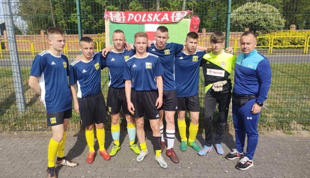 Chłopcy z MOW Malbork z wychowawcą Łukaszem Pawłowskim, opiekunem drużyny.