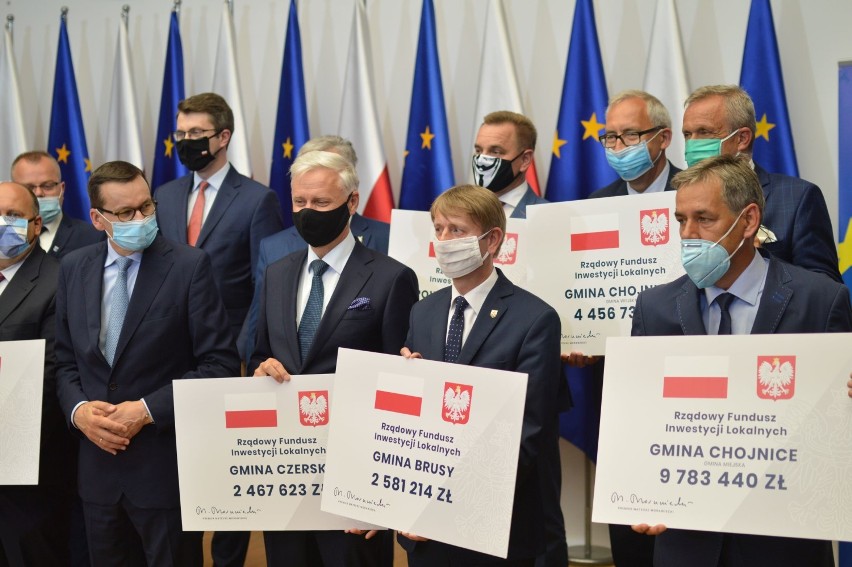 Premier Mateusz Morawiecki (z lewej) wręczył promesy...