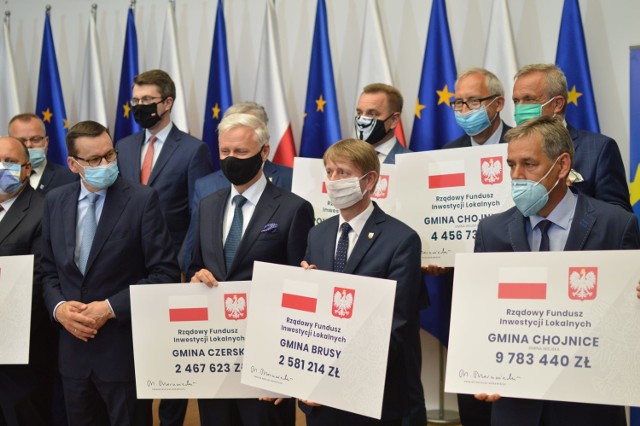 Premier Mateusz Morawiecki (z lewej) wręczył promesy samorządowcom z powiatów chojnickiego i człuchowskiego
