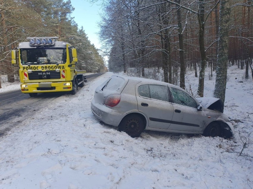 Wypadek w powiecie kołobrzeskim. Uwaga, ślisko na drogach