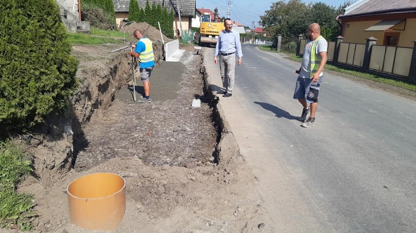 Budowa chodnika w Wyszatycach w gminie Żurawica.