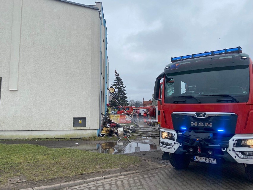 Pożar w budynku wielorodzinnym w Lęborku. Ewakuowano dziewiętnaście osób. Matka z dwojgiem dzieci trafiła do szpitala | ZDJĘCIA