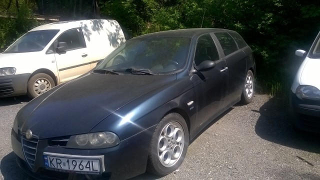 Pojazd marki Alfa Romeo 156 S- wagon 2.4 o numerze rejestracyjnym KR 1964L, numerze identyfikacyjnym VIN: ZAR93200000259945, przepadł na rzecz Gminy Miejskiej Kraków z mocy prawa na podstawie art. 50a ustawy Prawo o ruchu drogowym w związku z nieodebraniem pojazdu po upływie 6 miesięcznego okresu przechowywania pojazdu na parkingu strzeżonym. Wartość rynkowa pojazdu została ustalona w wysokości 8300 zł (słownie złotych: osiem tysięcy trzysta) na podstawie opinii rzeczoznawcy z dnia 20 października 2016 r. Data produkcji: 2004. Minimalna cena licytacji: 4150,00 zł- II licytacja dla tego pojazdu. Lokalizacja ul. Za Torem 22