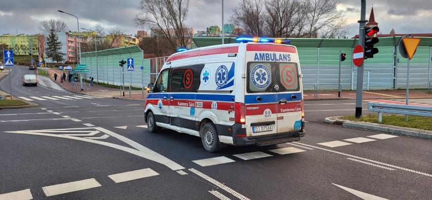 Zderzenie karetki z osobówką na rondzie "Tesco". Kierowca...