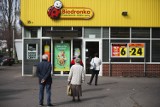 Seniorzy mogą zrobić tańsze zakupy w Biedronkach. Taniej można też kupować w godzinach nocnych. Zobacz szczegóły 