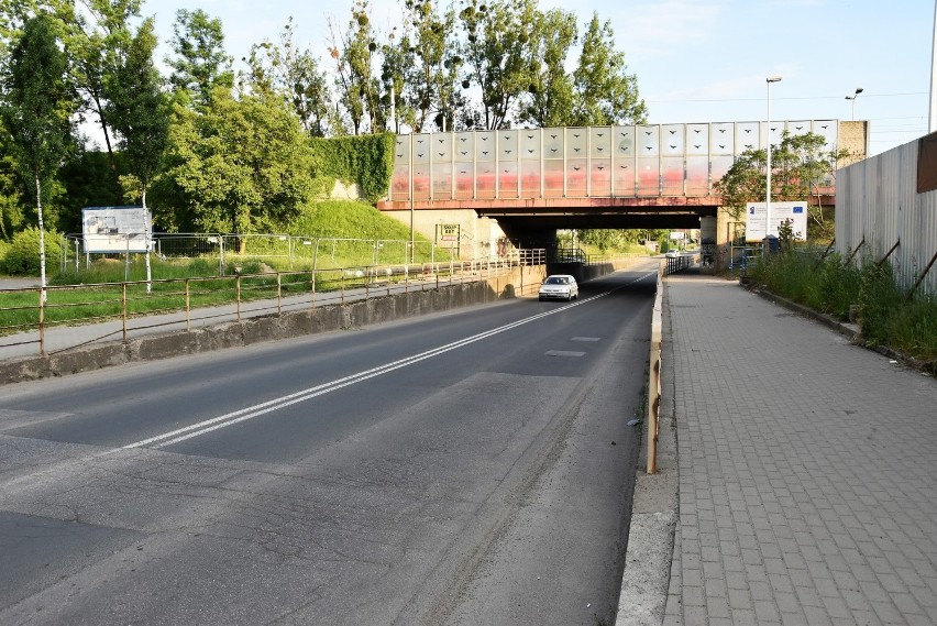 Opole Zachodnie. Ulicą Wojska Polskiego pod wiaduktem...