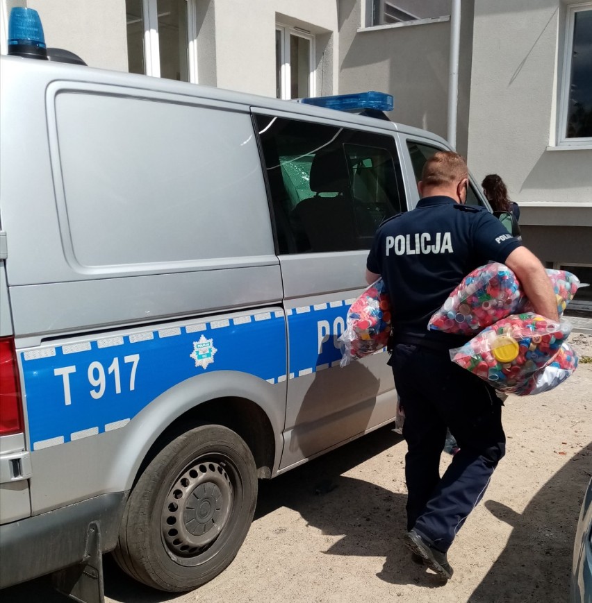Osadzeni z Aresztu Śledczego w Suwałkach zbierali nakrętki, by pomóc chorej dziewczynce