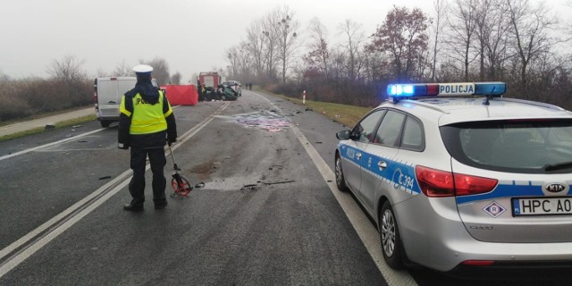 Tragiczny wypadek w na krajowej 10 w miejscowości Steklin. Dwie osoby nie żyją.